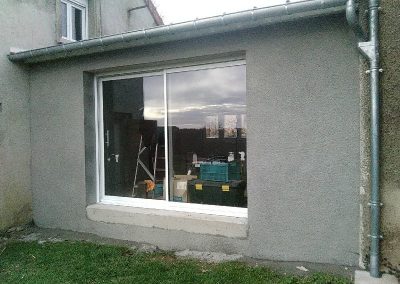Extension baie vitrée enduit gris